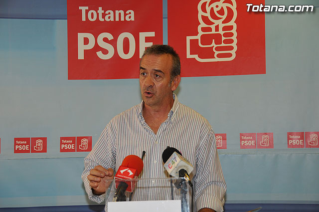 El secretario general del PSOE en Totana, Juan Francisco Otálora, en rueda de prensa / Totana.com, Foto 2