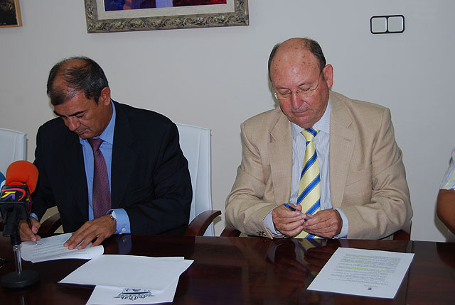 El Ayuntamiento firma un convenio de colaboracin con UCOMUR para el fomento del empleo y la economa social en Alhama, Foto 1