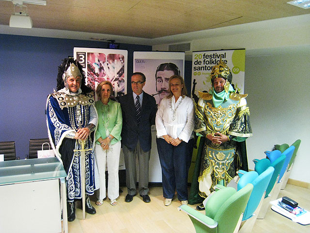 La directora general de Turismo, Marina García (2d), junto al alcalde de Santomera, José María Sánchez, la concejala de Cultura del municipio, Maribel Cívicos, y dos representantes de los Moros y Cristianos, Foto 1