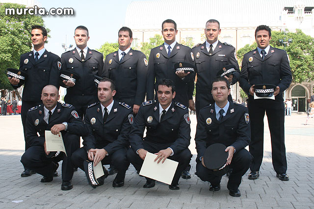 Once agentes de la Policía Local de Totana reciben los diplomas acreditativos de su formación en un acto en el Cuartel de Artillería de Murcia, Foto 1