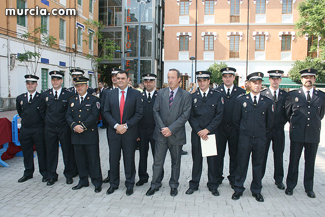 Once agentes de la Policía Local de Totana reciben los diplomas acreditativos de su formación en un acto en el Cuartel de Artillería de Murcia, Foto 2