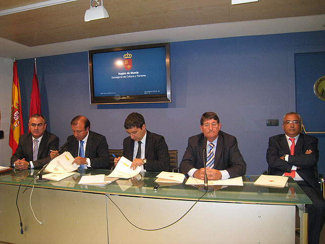 El consejero de Cultura y Turismo, Pedro Alberto Cruz, junto al delegado del Gobierno, Rafael González Tovar; el presidente del Instituto de Turismo de España, Joan Mesquida; el alcalde de Águilas, Juan Ramírez, y el presidente del Consorcio Turístico de Águilas, Sebastián Fernández, Foto 1
