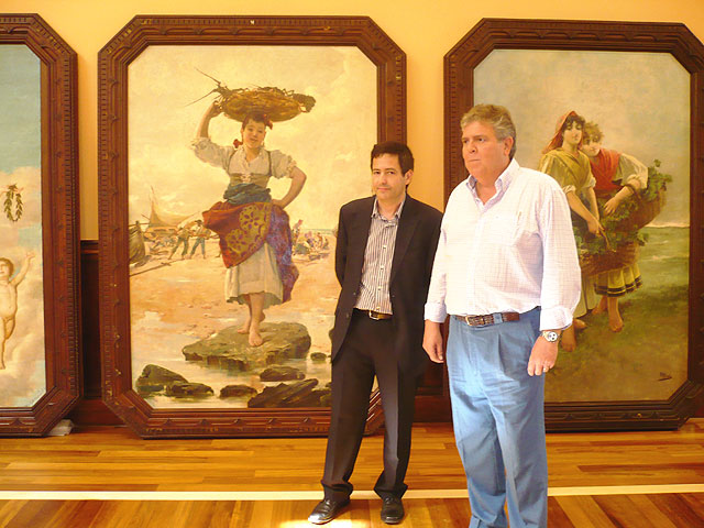 El director general de Bellas Artes y Bienes Culturales, Enrique Ujaldón, junto al presidente del Casino de Murcia, Foto 1