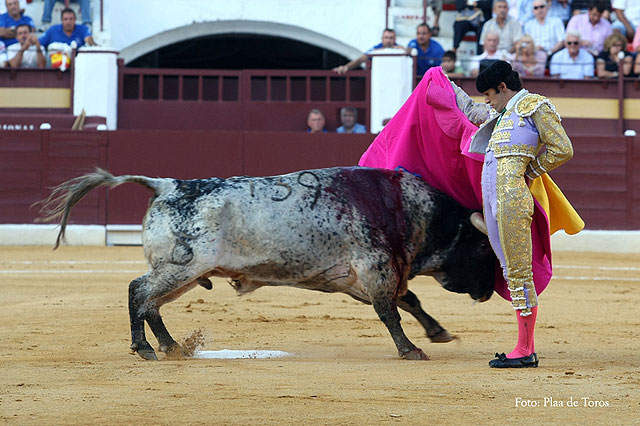 Talavante triunfa ante una corrida de Salvador Domecq a la que le falt fuerza - 4