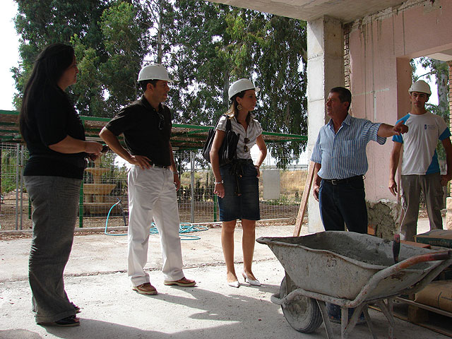 El Ayuntamiento y las entidades vecinales de Purias diseñan el nuevo local social que se construye en la pedanía - 1, Foto 1