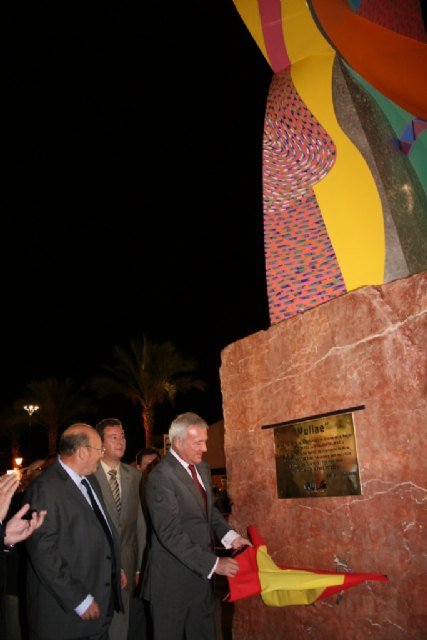 El presidente de la Comunidad, Ramón Luis Valcárcel, inaugura en Mula la escultura de Cristóbal Gabarrón en homenaje a la ciudad, Foto 2