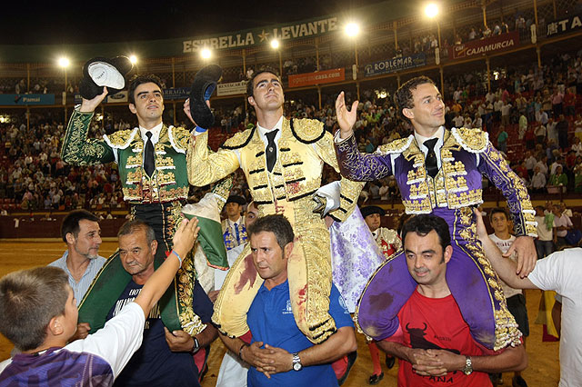 Puerta grande para “Rafaelillo”, El Fandi y Perera como cierre de las corridas de la Feria de Murcia - 11