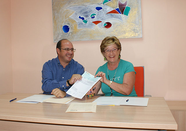 Pedro Antonio Sánchez, y la presidenta de la Asociación Lumbrerense de Enfermos de Alzheimer (ALDEA), Modestina Díaz, Foto 1