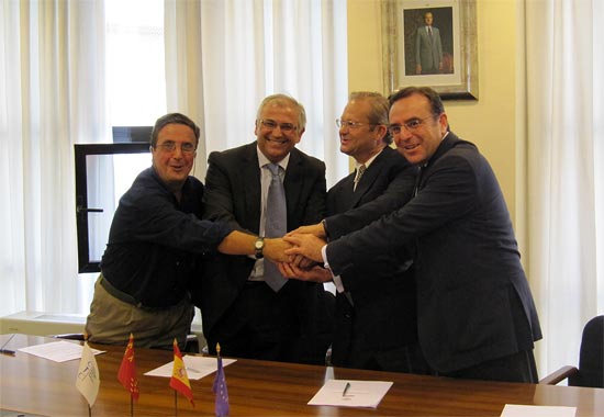 De izquierda a derecha, D. José García Gómez (CTNC), D. Manuel Parras Rosa (Universidad de Jaén), y D. Carlos Santandreu (Dhul) y D. Felíx Faura Mateu (UPCT), Foto 1
