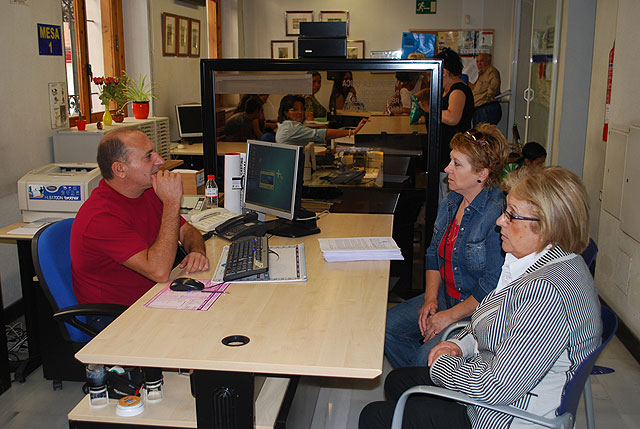 El PSOE apoya a los vecinos que han recogido 3.000 firmas para denunciar “los olores de emisiones químicas siempre, sospechosamente, con nocturnidad” - 1, Foto 1