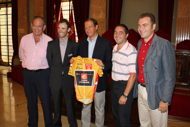 Alejandro Valverde entrega a Cámara el último Maillot Oro que lucirán los ganadores de la Vuelta a España - 1, Foto 1