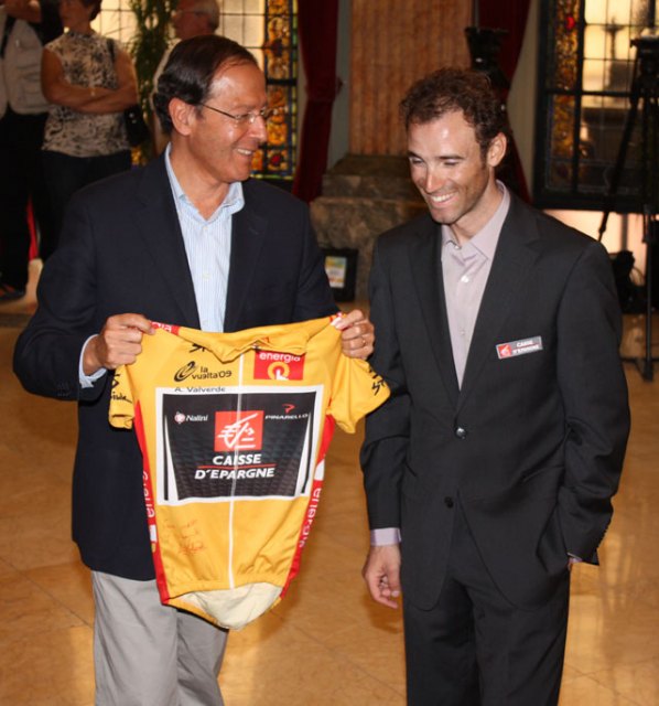 Alejandro Valverde entrega a Cámara el último Maillot Oro que lucirán los ganadores de la Vuelta a España - 2, Foto 2