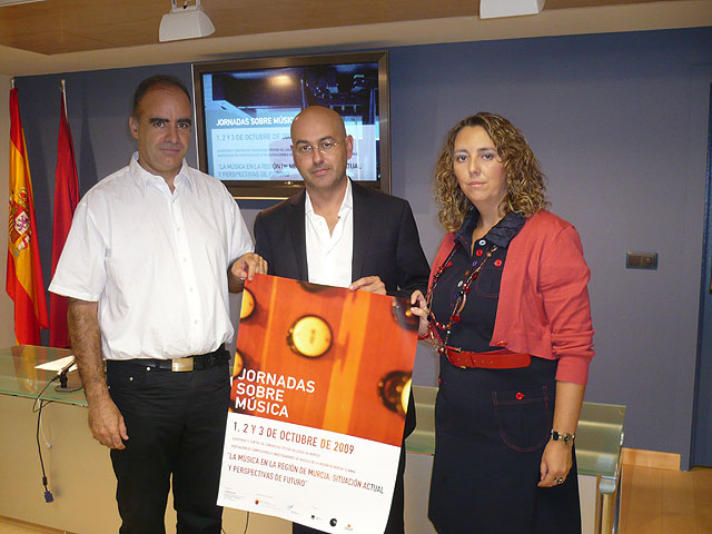 De izquierda a derecha: El presidente de la Asociación de Compositores e Investigadores de Música de la Región de Murcia (CIMMA), Javier Artza, el director general de Promoción Cultural, Antonio Martínez, y la vicepresidenta de CIMMA, Cristina Pina, Foto 1