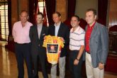 Alejandro Valverde entrega a Cmara el ltimo Maillot Oro que lucirn los ganadores de la Vuelta a España