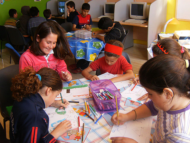 La asociación “El Candil” en colaboración con el Ayuntamiento pone en marcha una novedosa “Eduteca de Inglés” y un aula de refuerzo educativo, Foto 1