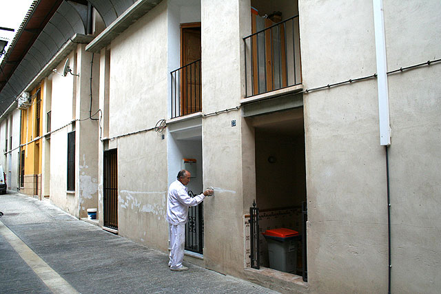 Pintando en las viviendas de la calle Picasso, Foto 3