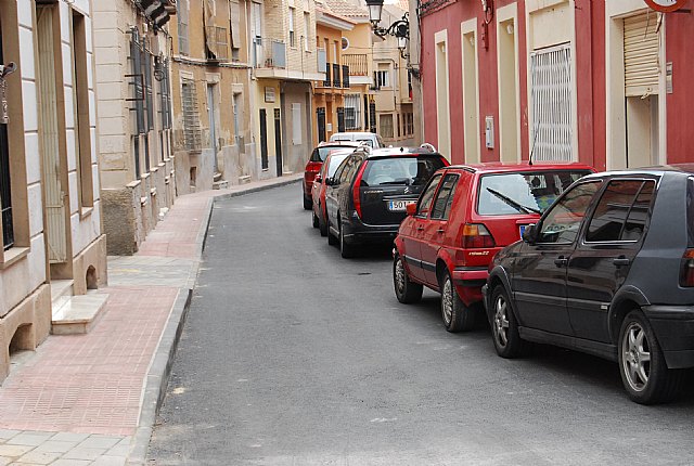 Finalizan las obras de sustitución de aceras, asfaltado y servicios generales en las calles Antonio Garrigues y Uvica de la localidad, Foto 1