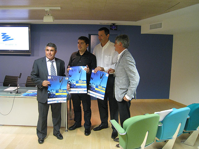 De izquierda a derecha: El presidente de la Federación Murciana de Triatlón, Diego Calvo; el consejero de Cultura y Turismo, Pedro Alberto Cruz; el director general de Deportes, Antonio Peñalver; y el primer teniente de alcalde del Ayuntamiento de San Javier, José Ángel Noguera, Foto 1