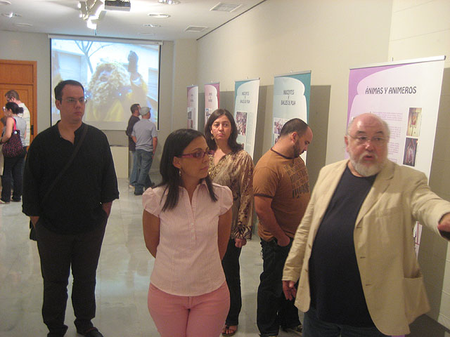 En la imagen, la concejal Barnuevo junto al director del Festival de Música de Raíz, Manuel Luna, Foto 1