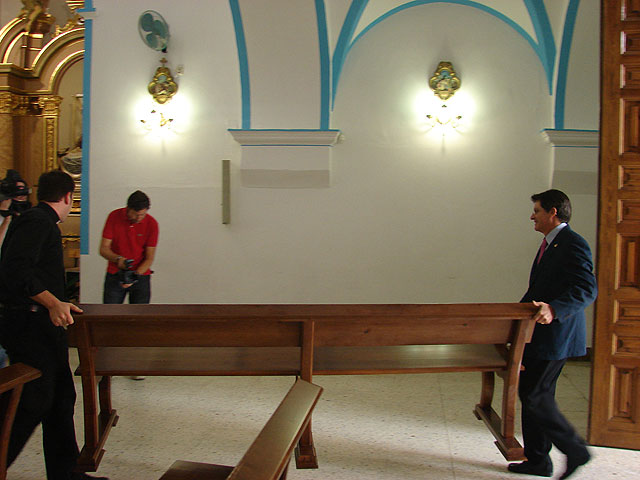 El Alcalde de Lorca entrega a la Parroquia de San Diego 50 bancos realizados por desempleados en el Centro Municipal de Carpintería - 1, Foto 1