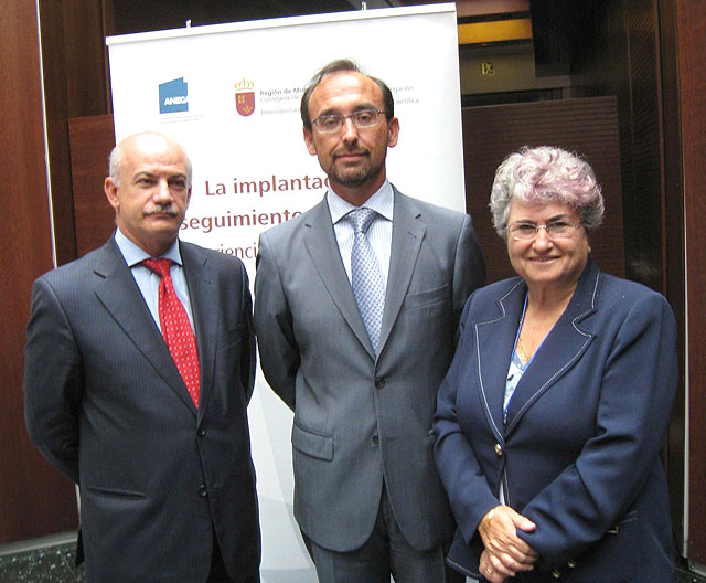 El consejero de Universidades, Empresa e Investigación, Salvador Marín, junto al director general de universidades y política Científica, Eduardo Osuna, y la directora general de la ANECA, Gemma Rauret, Foto 1
