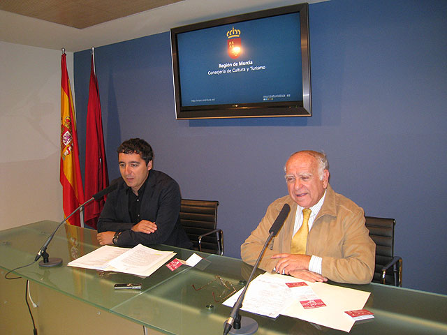 El consejero de Cultura y Turismo, Pedro Alberto Cruz, y el presidente de la Asociación Pro Música de la Región de Murcia, Octavio de Juan, Foto 1