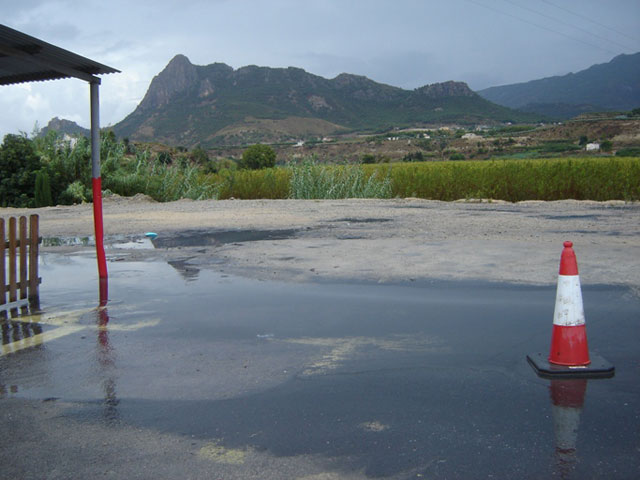 Vista parcial de la explanda (aparcamiento) inundada por aguas fecales, Foto 1