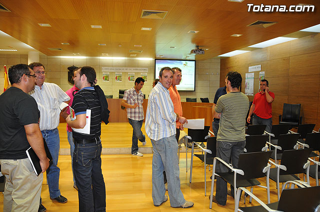 Alrededor de cincuenta personas participan en las primeras jornadas tcnicas sobre “La uva de mesa” - 1