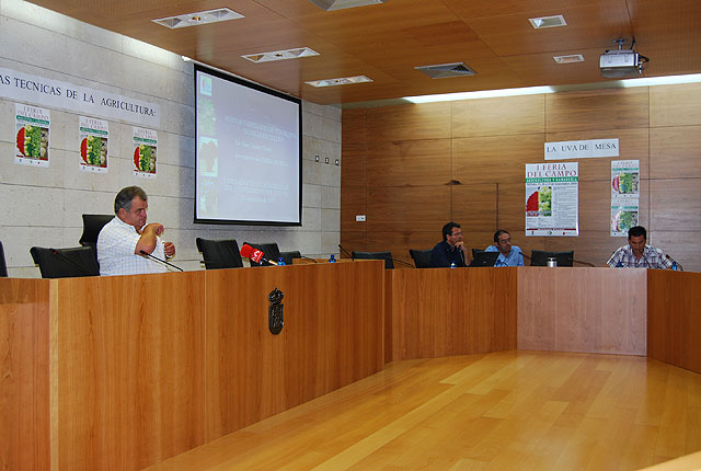 Alrededor de cincuenta personas participan en las primeras jornadas tcnicas sobre “La uva de mesa” - 3