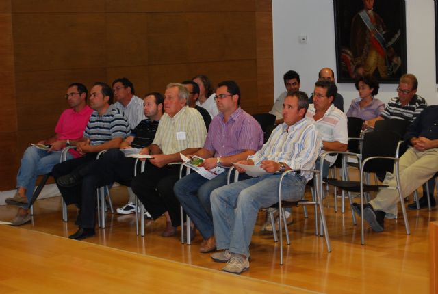 Alrededor de cincuenta personas participan en las primeras jornadas tcnicas sobre “La uva de mesa” - 8