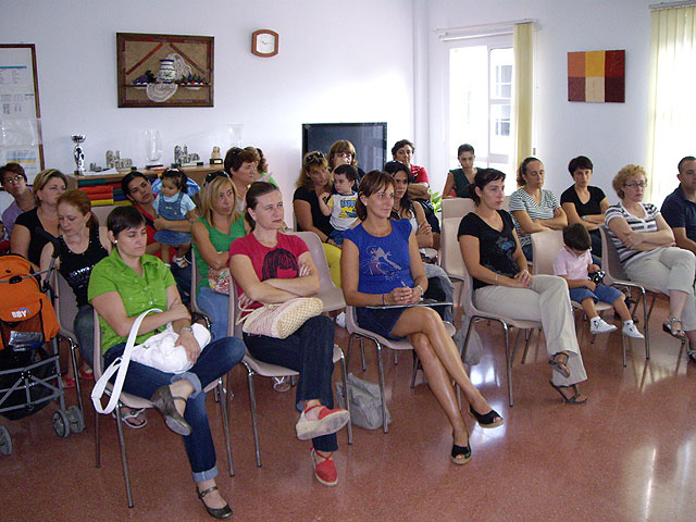 Juan Carrión se reúne con las familias cuyos hijos asisten al Centro de Desarrollo Infantil y Atención Temprana, Foto 1