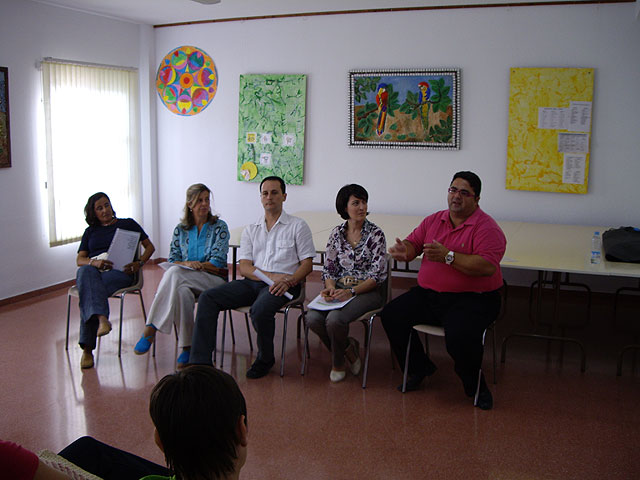 Juan Carrión se reúne con las familias cuyos hijos asisten al Centro de Desarrollo Infantil y Atención Temprana, Foto 2