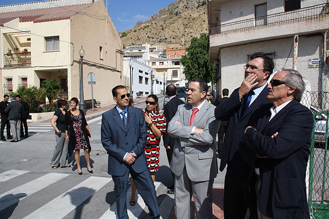 El consejero de Obras Públicas y Ordenación del Territorio, José Ballesta, acompañado del alcalde de Ulea, José Bolarín, y de parte de la corporación municipal, Foto 1