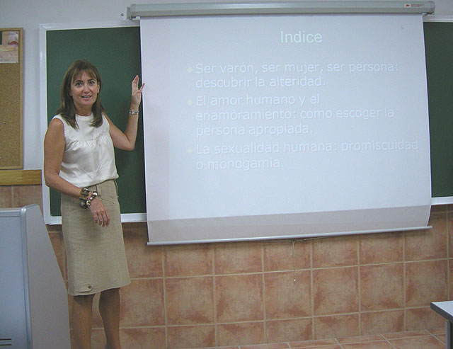 La profesora de Bioética, Micaela Menárguez, ha impartido un seminario sobre sexualidad y reproducción humana en la UCAM - 1, Foto 1