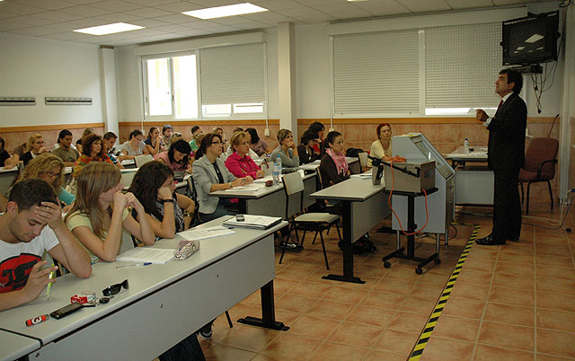 “Humanizar la medicina es difícil cuando existen carencias económicas” - 1, Foto 1