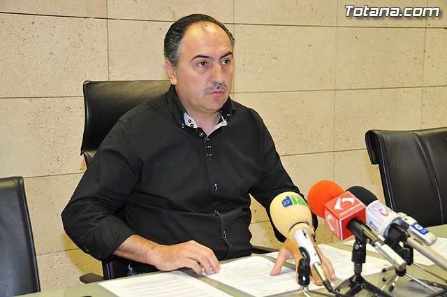 El portavoz del equipo de Gobierno, José Antonio Valverde Reina, hace balance del último Pleno y junta de Gobierno, Foto 1