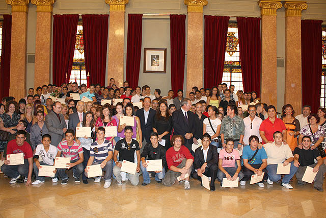 El Alcalde entrega los diplomas a los 130 jóvenes que han aprendido un oficio en el curso de cualificación profesional que imparte el Ayuntamiento - 1, Foto 1