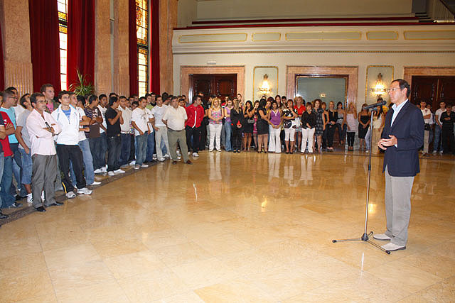 El Alcalde entrega los diplomas a los 130 jóvenes que han aprendido un oficio en el curso de cualificación profesional que imparte el Ayuntamiento - 2, Foto 2