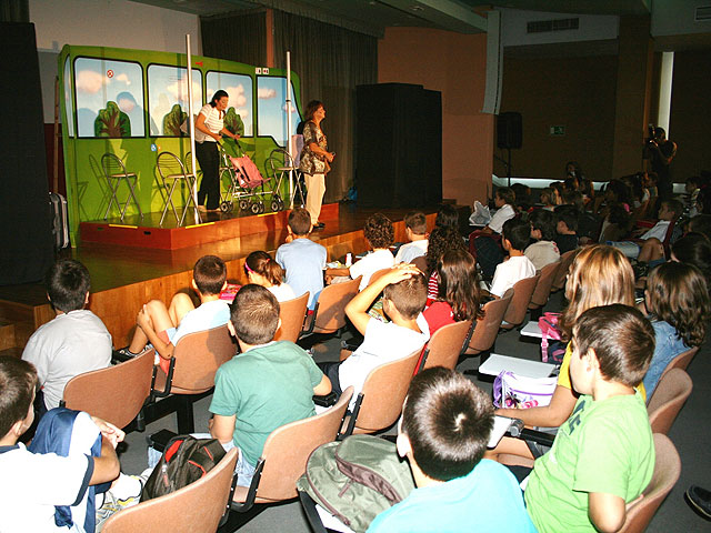 Una obra de teatro acerca a los escolares de la Región las ventajas del transporte público - 2, Foto 2