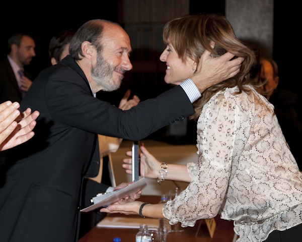 El ministro del Interior entregó la Medalla de Oro al Mérito Penitenciario a la viuda de Guillermo Miranda - 1, Foto 1