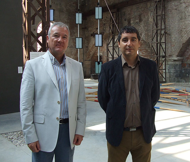 El presidente de la Comunidad, Ramón Luis Valcárcel, acompañado del consejero de Cultura y Turismo, Pedro Alberto Cruz, en el Pabellón de Murcia de la Bienal de Venecia, Foto 2
