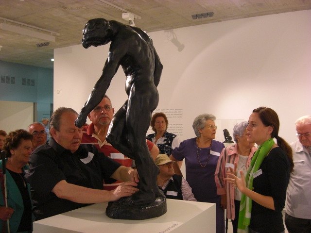 Las personas invidentes pudieron realizar una visita táctil, Foto 3