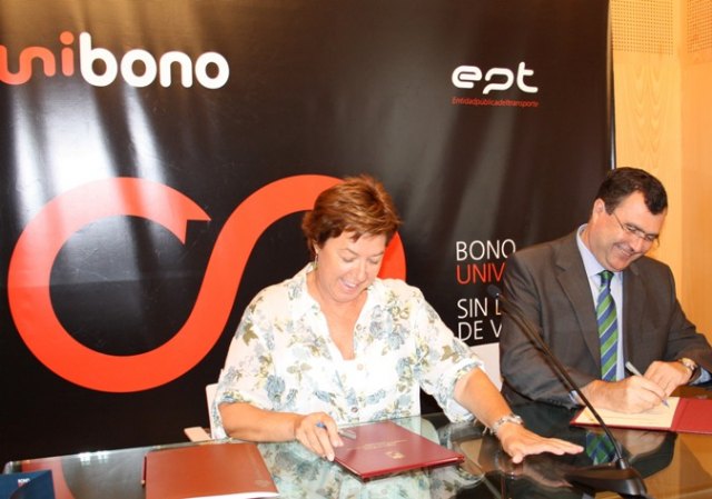 Imagen de archivo del consejero de Obras Públicas y Ordenación del Territorio, José Ballesta, y la alcaldesa de Cartagena, Pilar Barreiro, durante la firma del convenio para la extensión del uso del Unibono a Cartagena, Foto 1