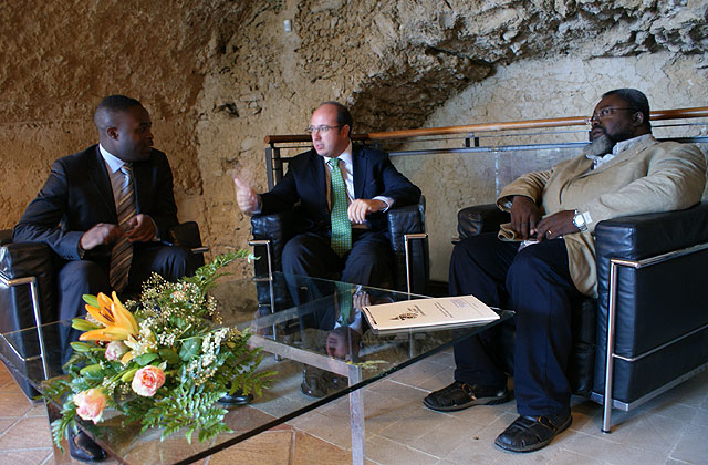 El Alcalde, Pedro Antonio Sánchez, en su reunuón celebrada en Italia junto a representantes de ciudades de la ribera sur mediterránea que participarán en el Festival, Foto 1