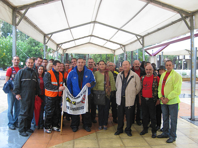 Sandoval asiste a la etapa de la Vuelta a España en moto por la seguridad vial, a su paso por la Regin, Foto 1