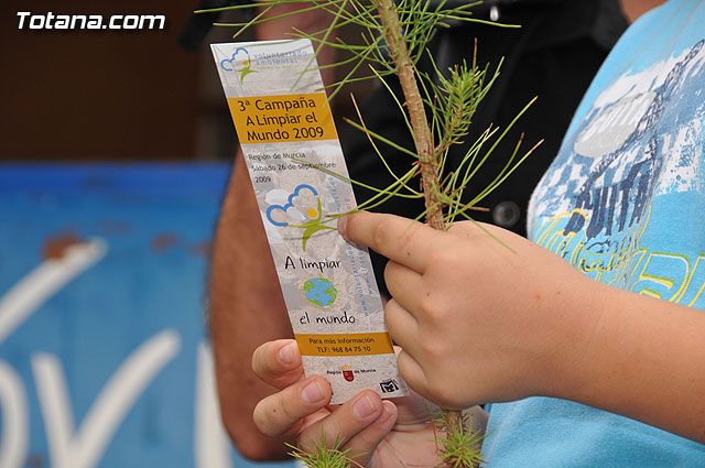 Se reparten 1.000 ejemplares de pino durante la tercera campaña regional A limpiar el mundo, Foto 1