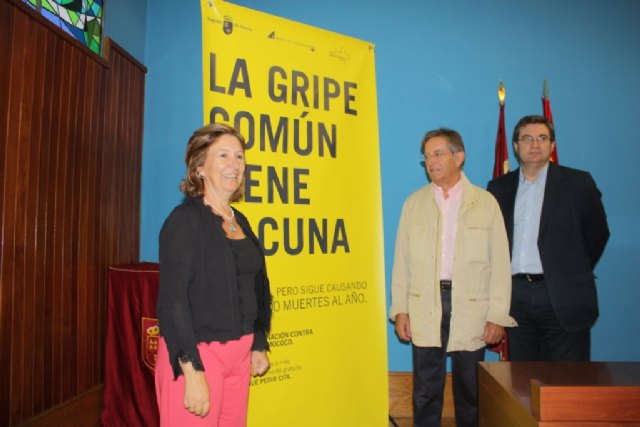 La consejera de Sanidad y Consumo, María Ángeles Palacios, acompañada por el director general de Salud Pública, Francisco García, y el director gerente del Servicio Murciano de Salud, José Manuel Allegue, junto al cartel de la campaña de vacunación contra la gripe estacional, Foto 1