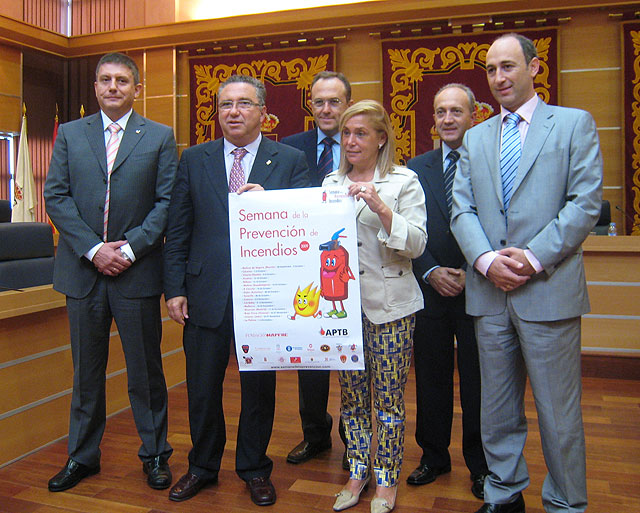 La consejera de Presidencia y Administraciones Públicas, María Pedro Reverte, junto al alcalde de Molina de Segura, Eduardo Contreras (2º izqda.), el director general de Emergencias, Luis Gestoso (centro), el concejal de Seguridad Ciudadana, Fortunato Arias, el director general de Prevención de la Fundación Mapfre, Antonio Guzmán (1º derch.) y el presidente de la Asociación Profesional de Técnicos de Bomberos, Javier Navarrete (1º izqda.), Foto 1