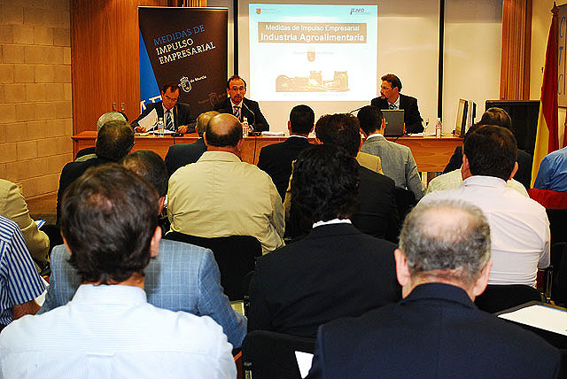 El consejero de Universidades, Empresa e Investigación, Salvador Marín, presidió hoy la reunión de conclusiones sobre la ‘Mesa de Impulso Empresarial: Industria Agroalimentaria (conservas y otros)’, Foto 3