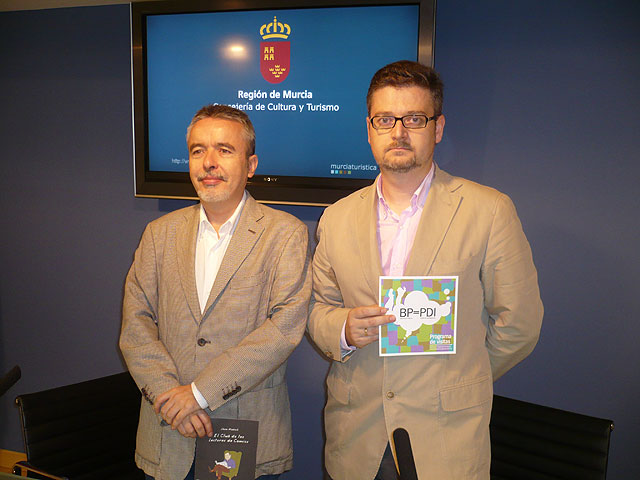 El director general del Libro, Archivos y Bibliotecas, Francisco Giménez ( izquierda), junto al director de la Biblioteca Regional, Javier Castillo (derecha), Foto 1